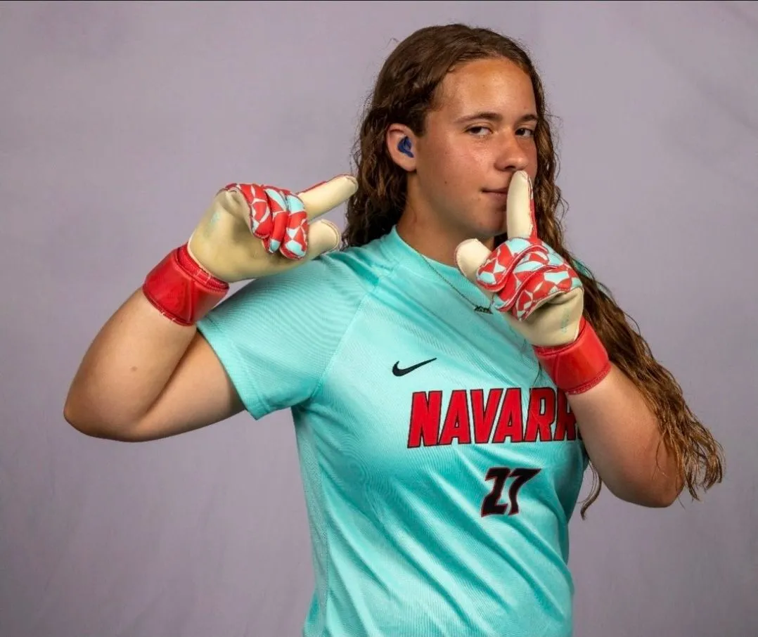 Older goalkeeper portrait in a Navarre jersey holding gloves